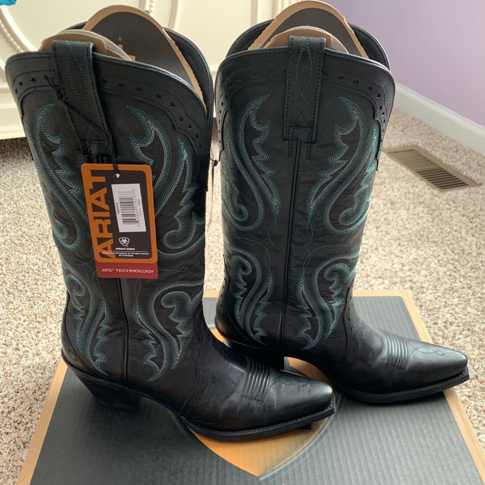 Ariat NWT women’s black cowboy boots 9.5